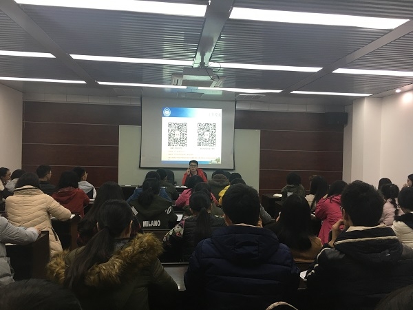 91吃瓜
回访母校动员会4.JPG